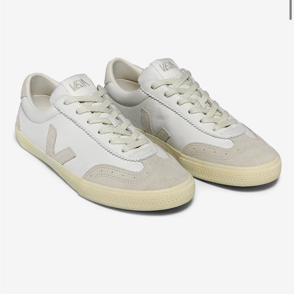 New in box - Veja volley - size 37  6-6.5